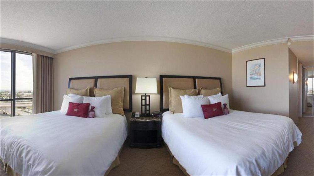 Отель Crowne Plaza Pensacola Grand Экстерьер фото