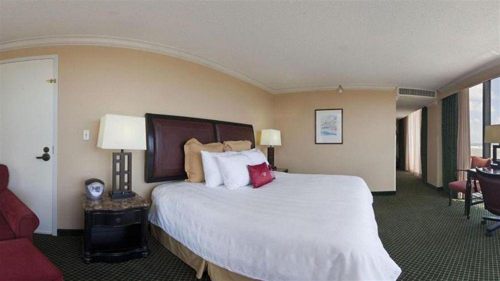 Отель Crowne Plaza Pensacola Grand Экстерьер фото