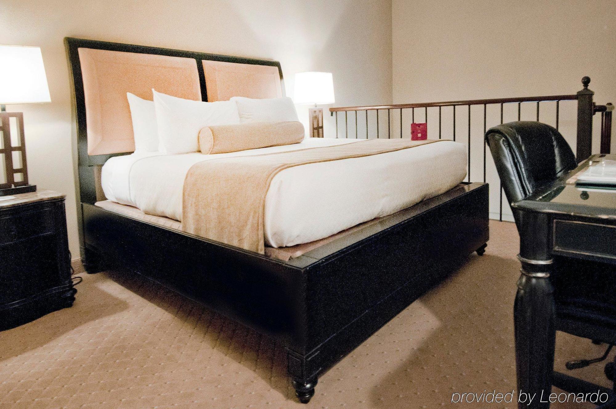 Отель Crowne Plaza Pensacola Grand Экстерьер фото