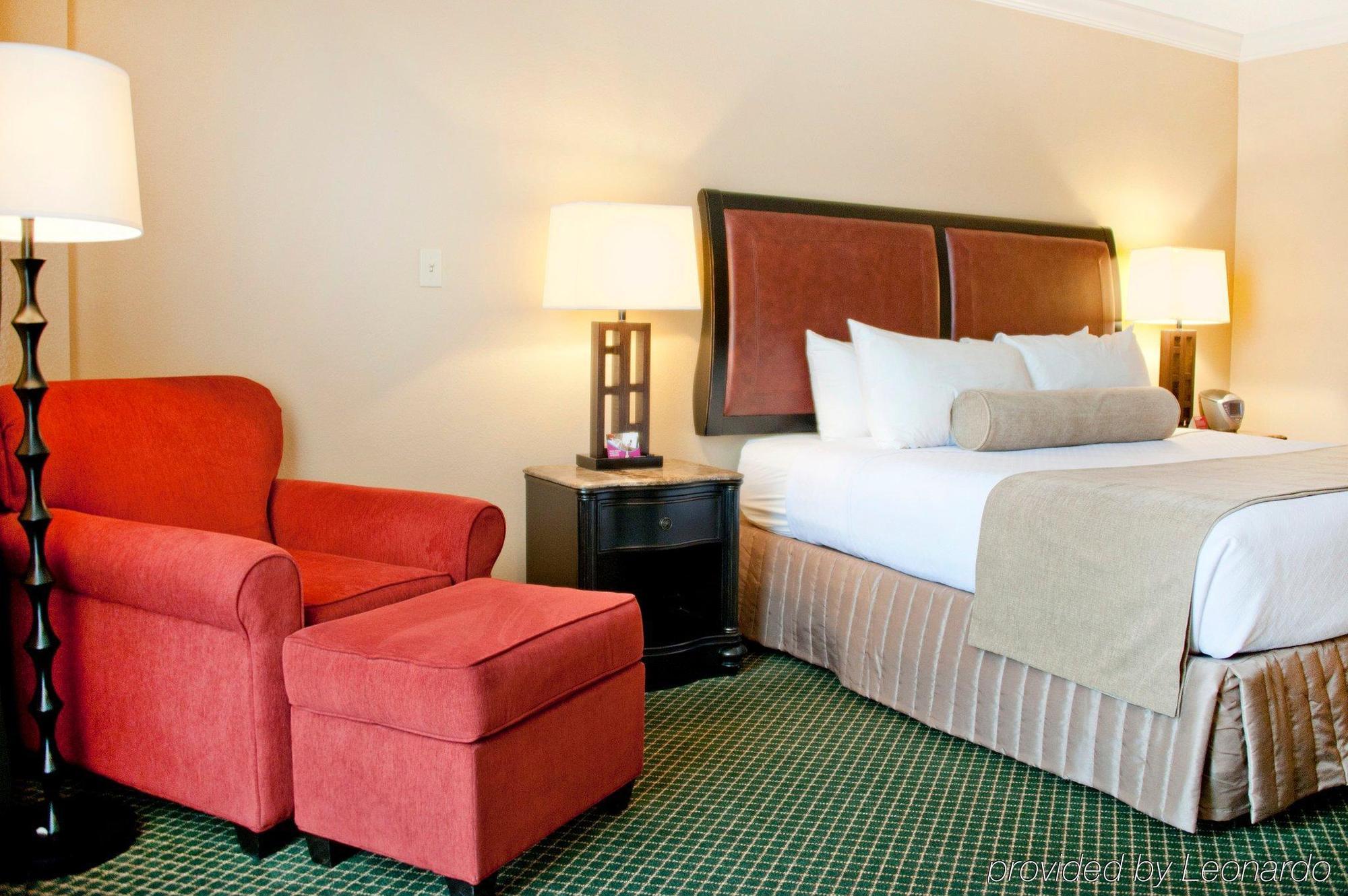 Отель Crowne Plaza Pensacola Grand Экстерьер фото