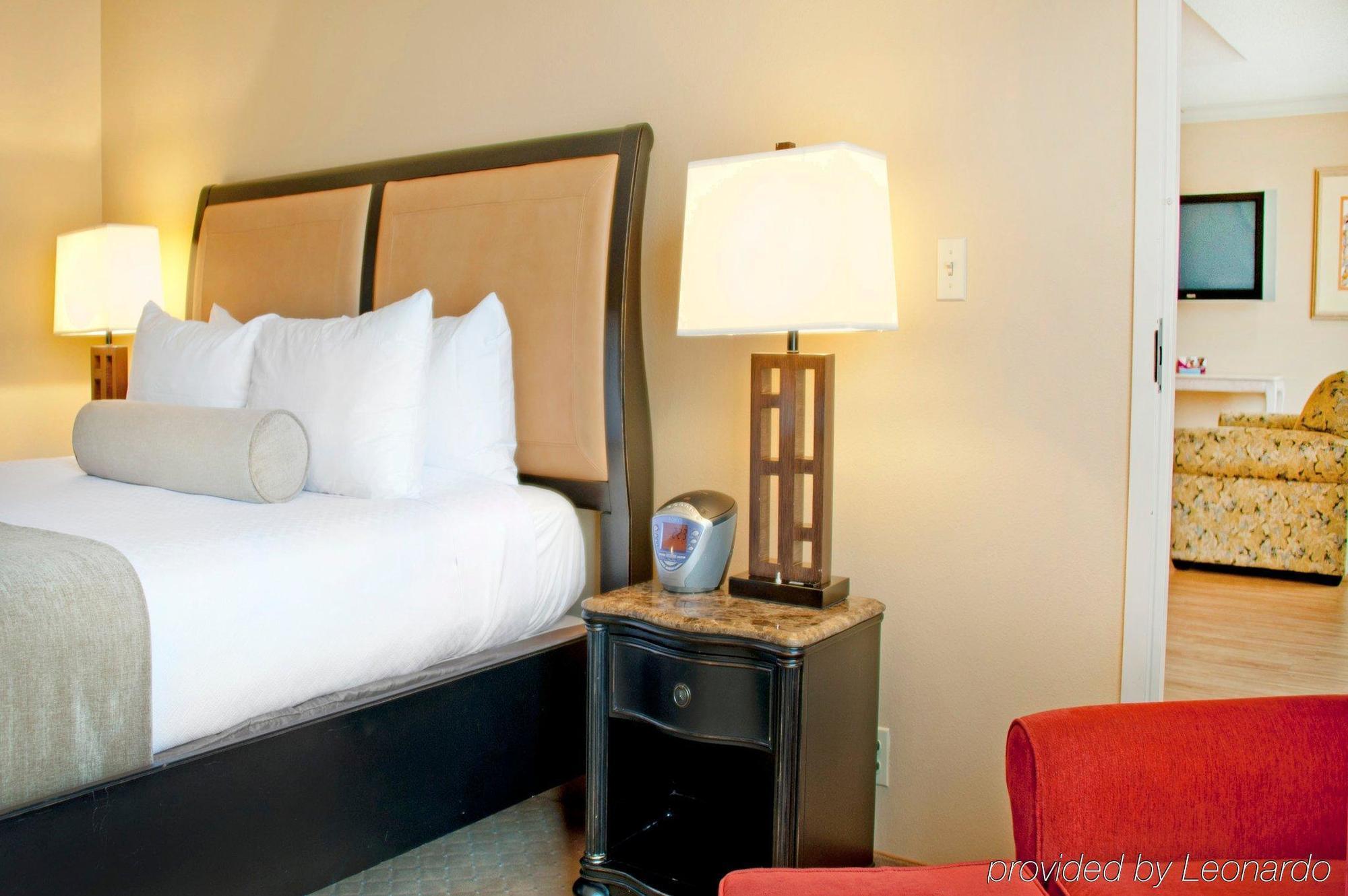 Отель Crowne Plaza Pensacola Grand Экстерьер фото