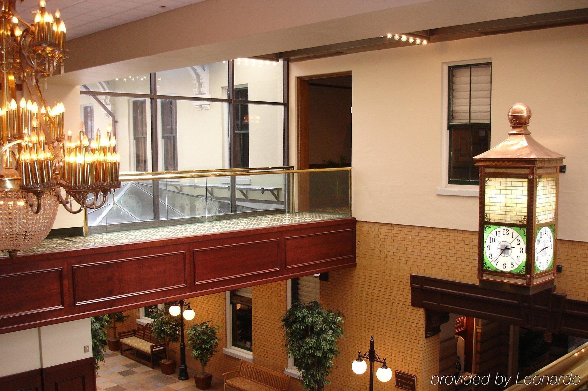 Отель Crowne Plaza Pensacola Grand Интерьер фото