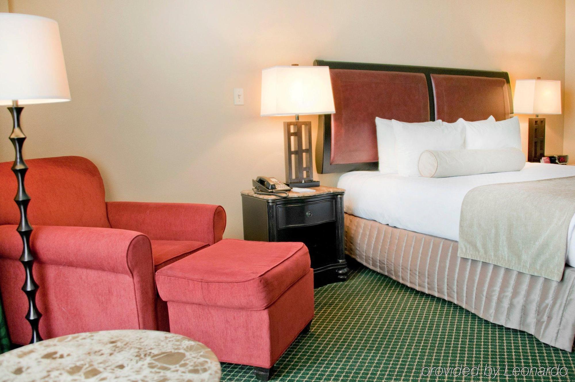 Отель Crowne Plaza Pensacola Grand Экстерьер фото