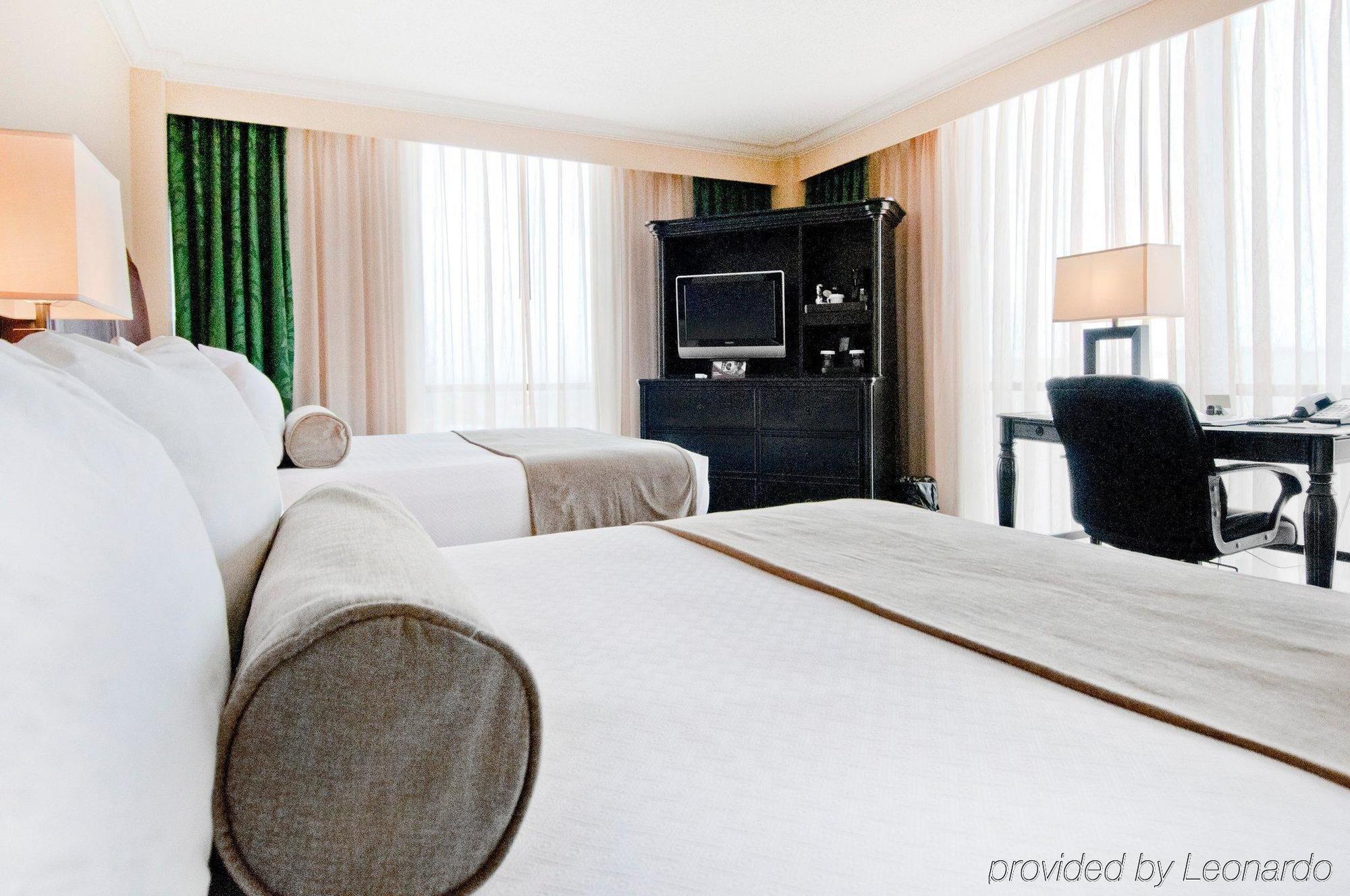 Отель Crowne Plaza Pensacola Grand Экстерьер фото
