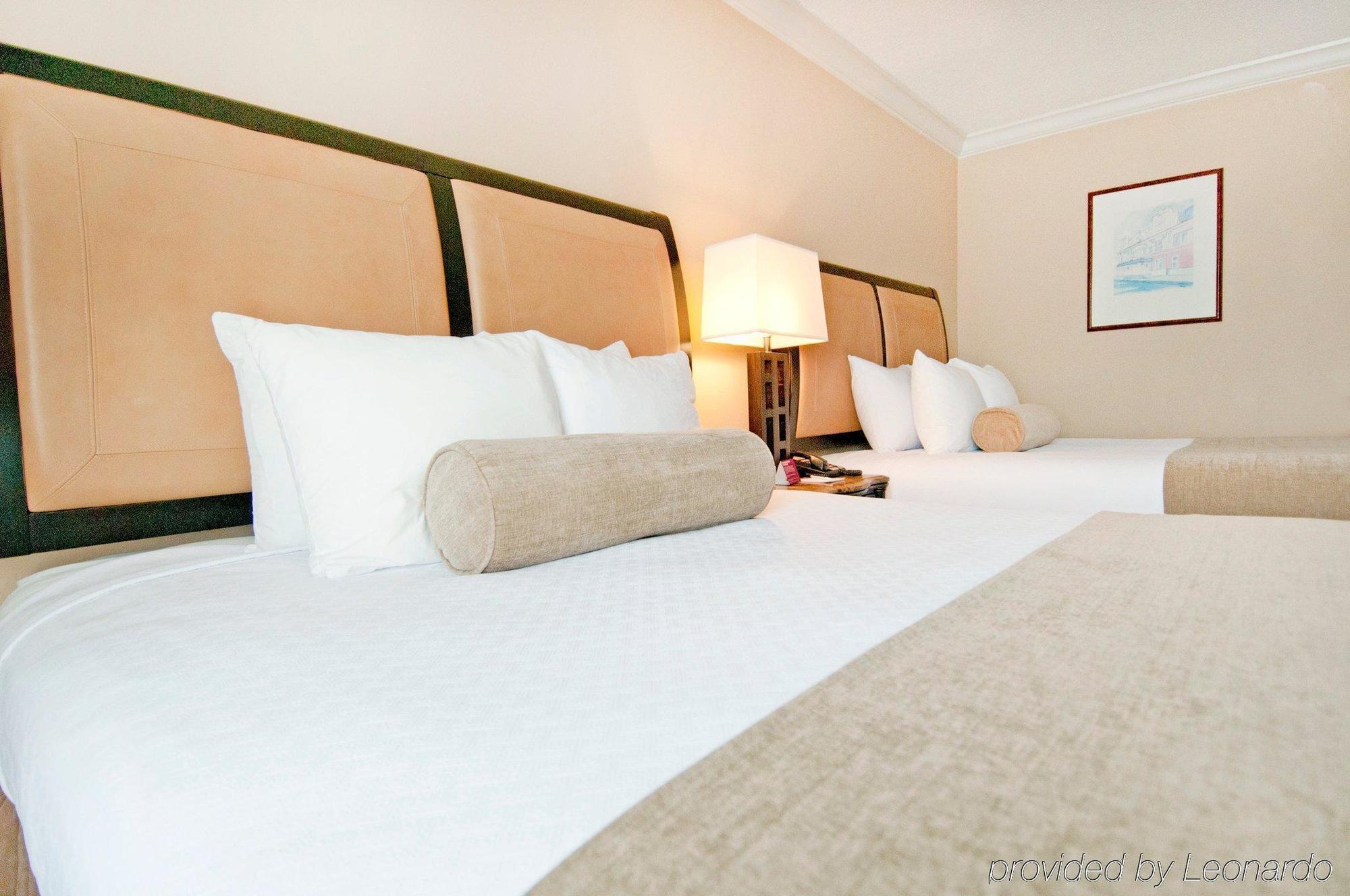 Отель Crowne Plaza Pensacola Grand Экстерьер фото