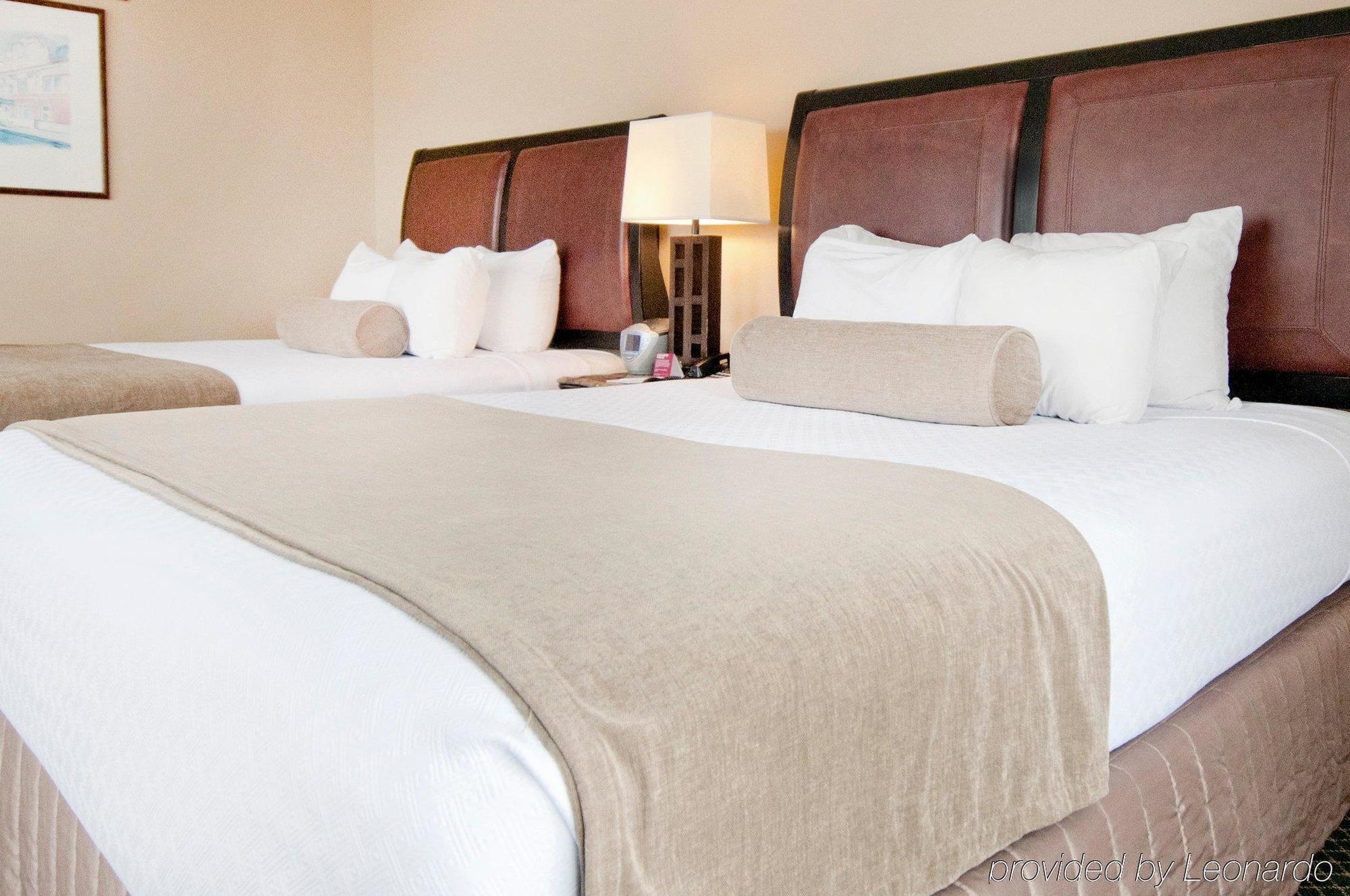 Отель Crowne Plaza Pensacola Grand Экстерьер фото