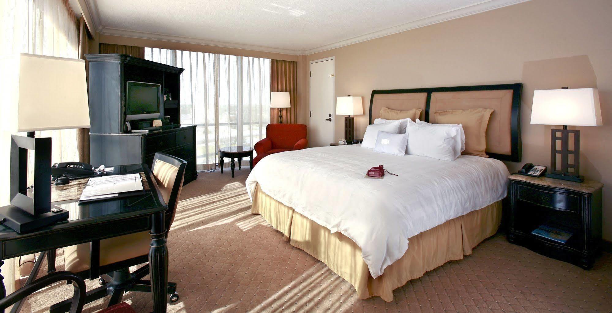 Отель Crowne Plaza Pensacola Grand Экстерьер фото