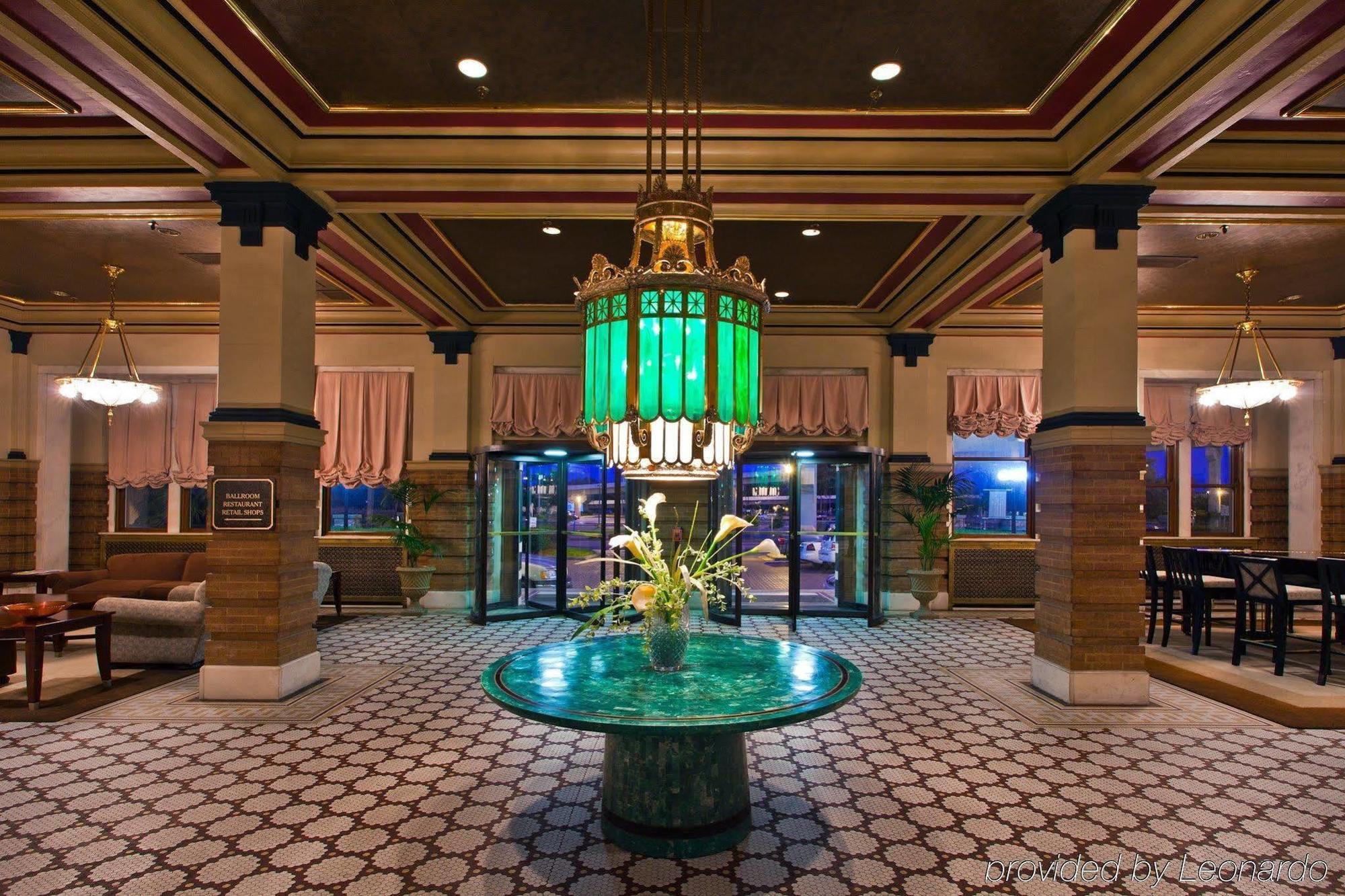 Отель Crowne Plaza Pensacola Grand Интерьер фото
