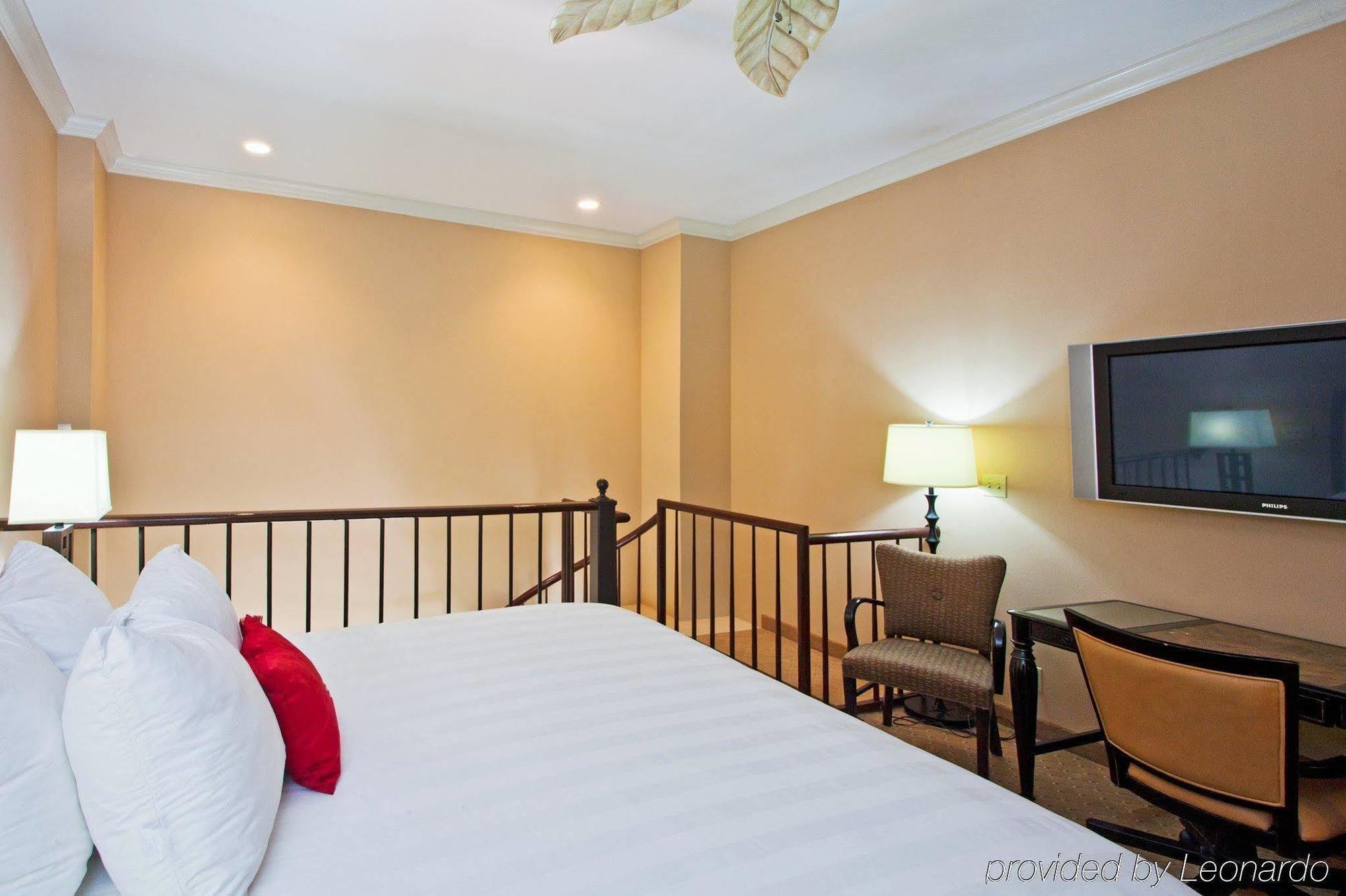 Отель Crowne Plaza Pensacola Grand Номер фото